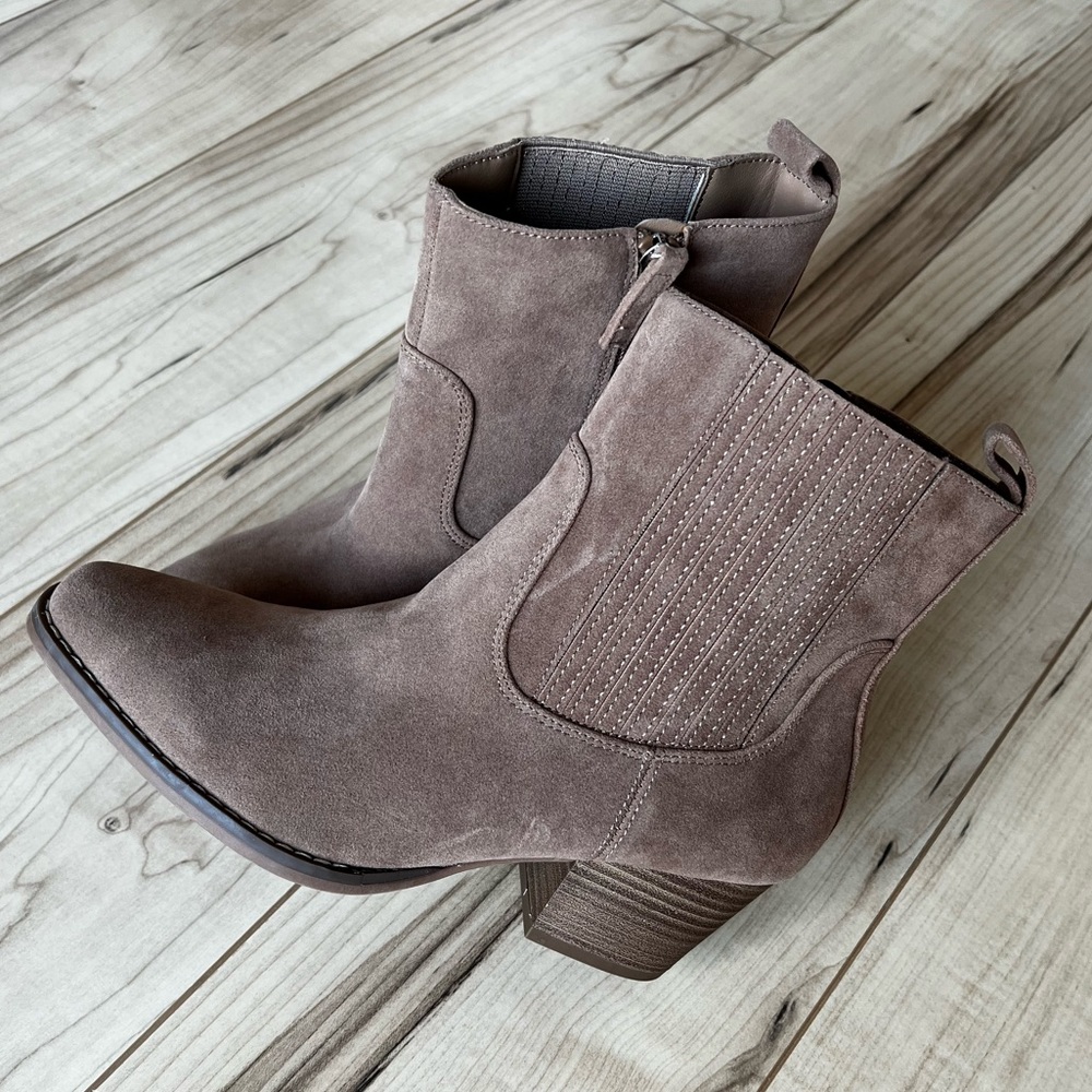 NWOT Universal Thread Boots by Target